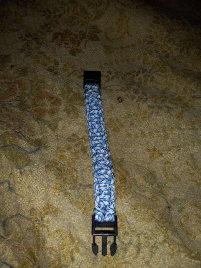 Make paracord bracelets