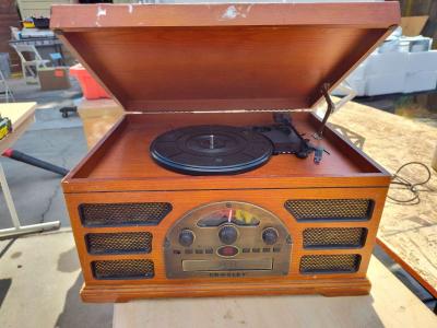 a record player and a AMFM - San Joaquin, California