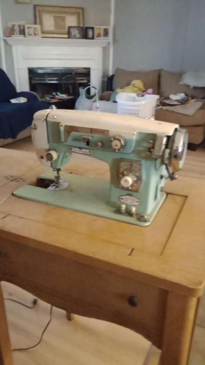 Antique sewing machine - Thumbnail 3