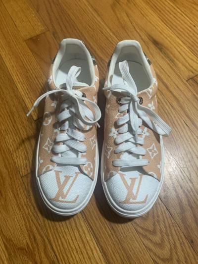 Women sneaker size 8 - Lincolnwood, Illinois