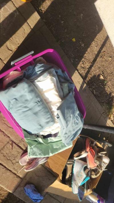 Yard sale - Thumbnail 2