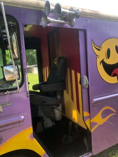 1967 Grumman Box Truck - Thumbnail 3