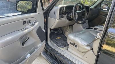 2001 Chevrolet Tahoe - Thumbnail 4