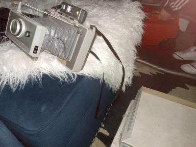 a vintage Polaroid camera - Thumbnail 3