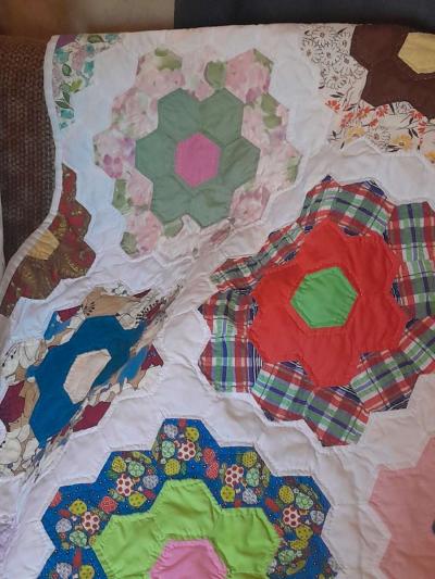 vintage hand sewn quilt - Thumbnail 2