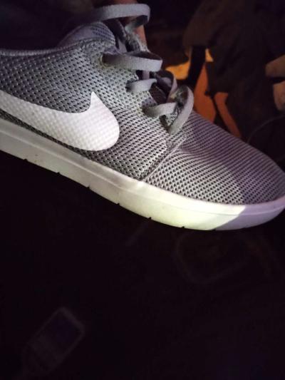 NIKE TENNIS SHOES GREY w White trim size10 - Thumbnail 2