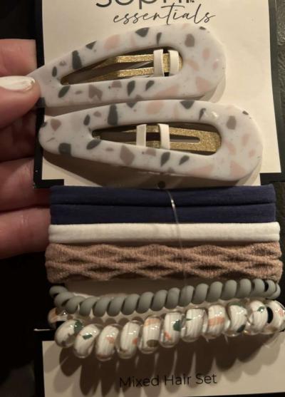 clips and hair bands - Garland, Texas