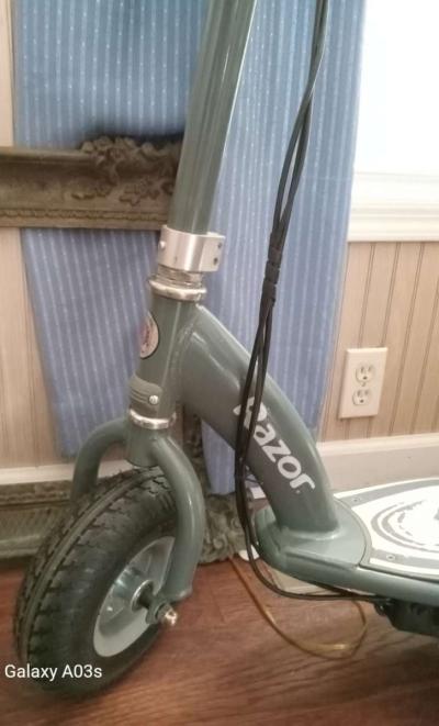 Razor Adult Electric Scooter E300 - Thumbnail 3