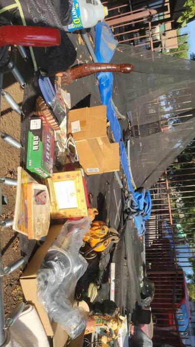 Yard sale - Thumbnail 3