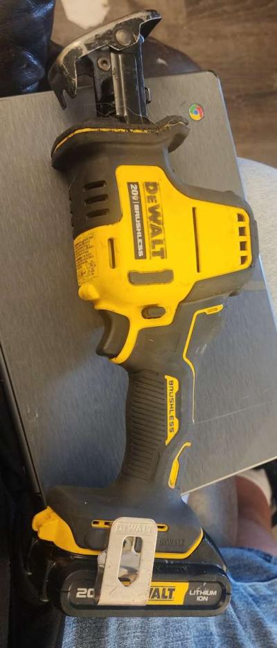 Dewalt reciprocating saw dcs369 w battery and charger - Thumbnail 2