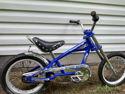 3 Schwinn Bicycles plus a Stringray - Thumbnail 2