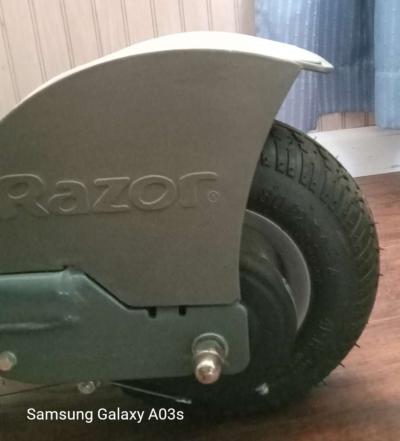 Razor Adult Electric Scooter E300 - Thumbnail 2