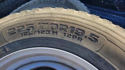 225 70R 19 5 F450 OEM wheels and good tires - Thumbnail 4
