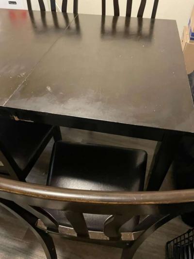 Table includes 5 chairs - Thumbnail 3