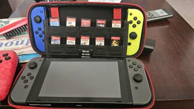 Nintendo Switch 3 controllers and 10 games - Thumbnail 2