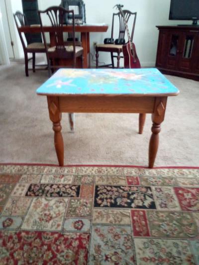 pretty table for the kids 3ft high 3 by 3 top - Thumbnail 2