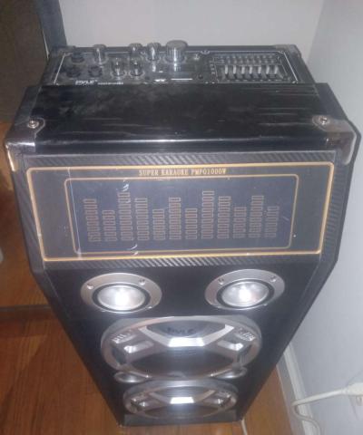 I am selling a speaker in good condition like new it has blu - Thumbnail 2