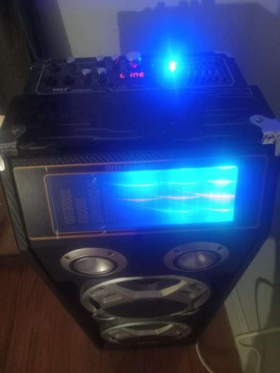 I am selling a speaker in good condition with bluetooth 1000 - Thumbnail 2