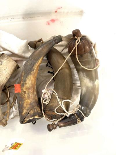 antique 1840s flasks  and powder horns - Thumbnail 3