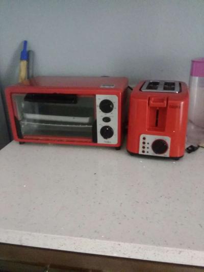 a red conventional oven with toaster from the brand Cooks - Thumbnail 3