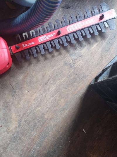 20 v max 8in hedge trimmer - Thumbnail 3