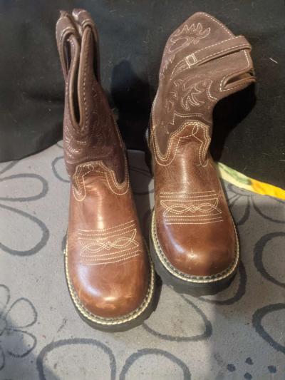 Womans like new Ariat boots - Thumbnail 2