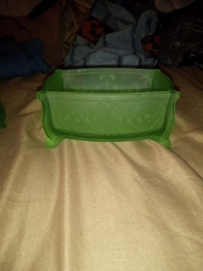 new Martinsville Martha Washington green glass powder jar - Thumbnail 3