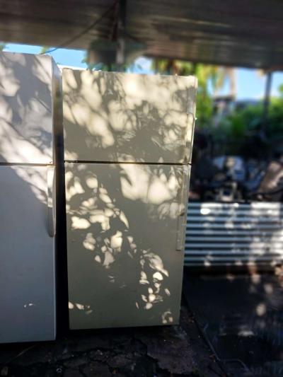 General Electric Refrigerator 29in and good working conditio - Thumbnail 2