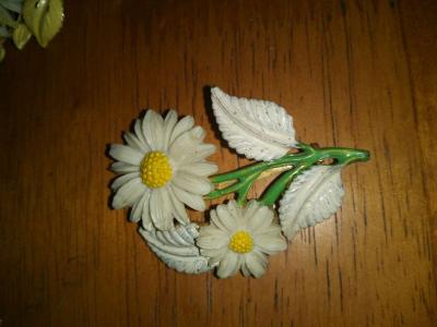 5 1950s 60s Lucite and ename Flower Pins - Thumbnail 5
