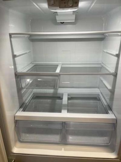 GE Refrigerator  1yr old Like New Condition  21cf - Thumbnail 3
