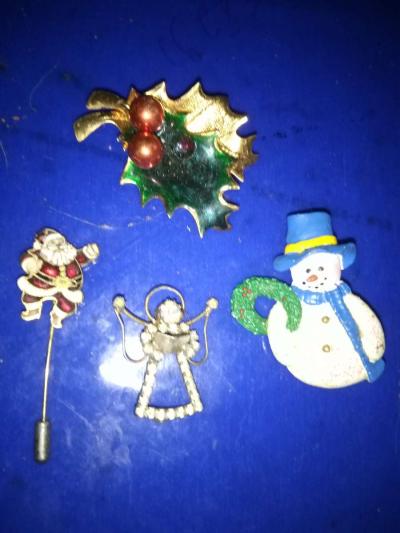 4 Christmas pins