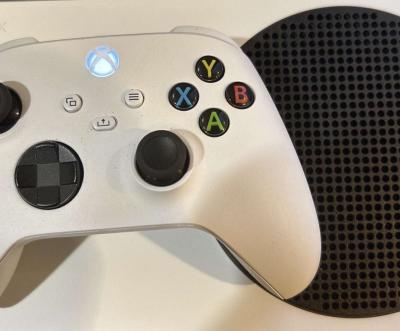 White Xbox Series S - Thumbnail 3
