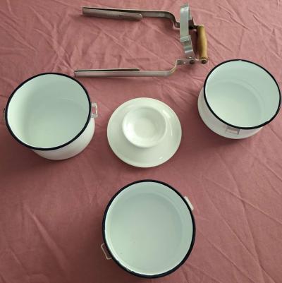 Retro 3 Tiered Enamalware Lunch Carrier - Thumbnail 2