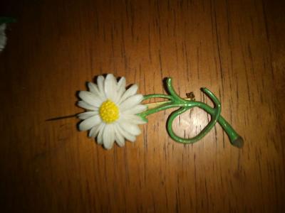 5 1950s 60s Lucite and ename Flower Pins - Thumbnail 4