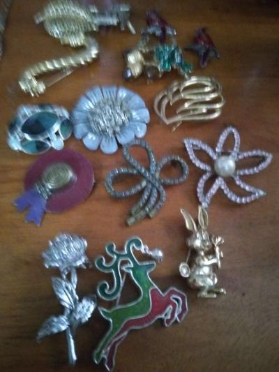 15 vintage Costume pins