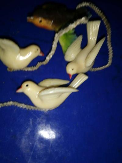 3 white and 1 airbrushed Lucite Birds - Thumbnail 2