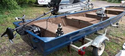 Boat motor and trailer - Thumbnail 2