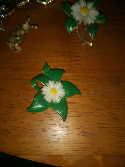 5 1950s 60s Lucite and ename Flower Pins - Thumbnail 3