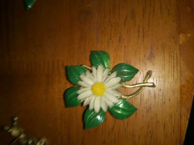 5 1950s 60s Lucite and ename Flower Pins - Thumbnail 2