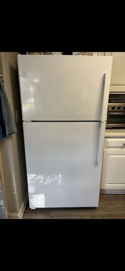GE Refrigerator  1yr old Like New Condition  21cf - Thumbnail 2
