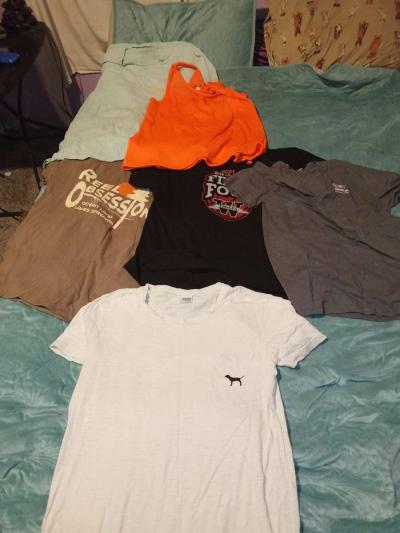 6 shirts 2 hoodies and one pair of pants - Thumbnail 2