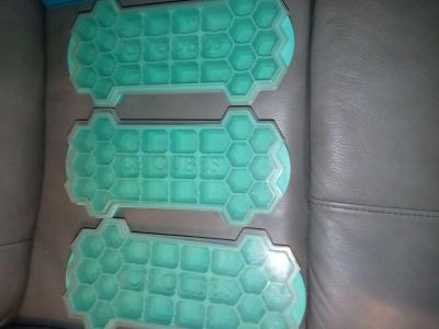 three honeycomb ice Cube mold trays with lids to regular ice - Thumbnail 3