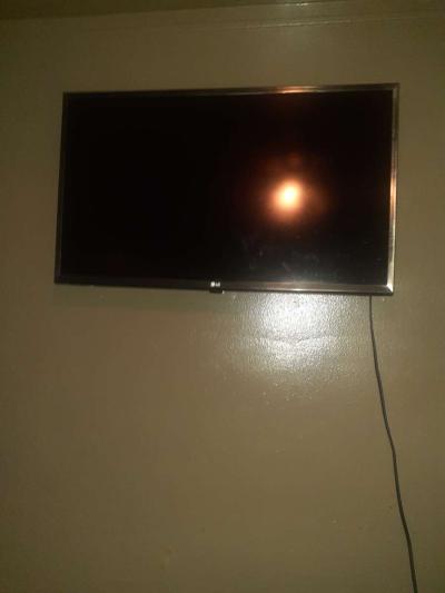 32 Inch LG Smart TV - Thumbnail 2