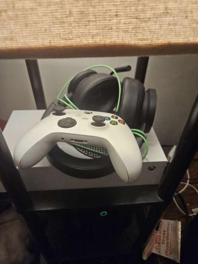 Xbox console - Thumbnail 2