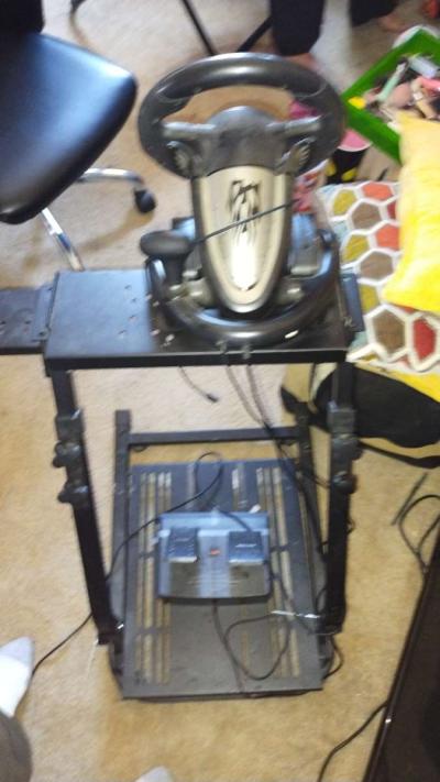 gaming chair and gaming steering wheel and pedals - Thumbnail 3