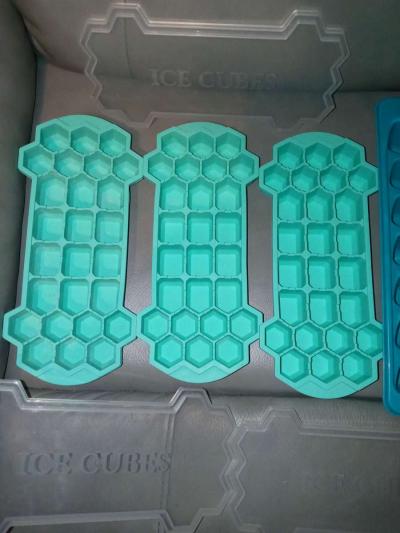 three honeycomb ice Cube mold trays with lids to regular ice - Thumbnail 2