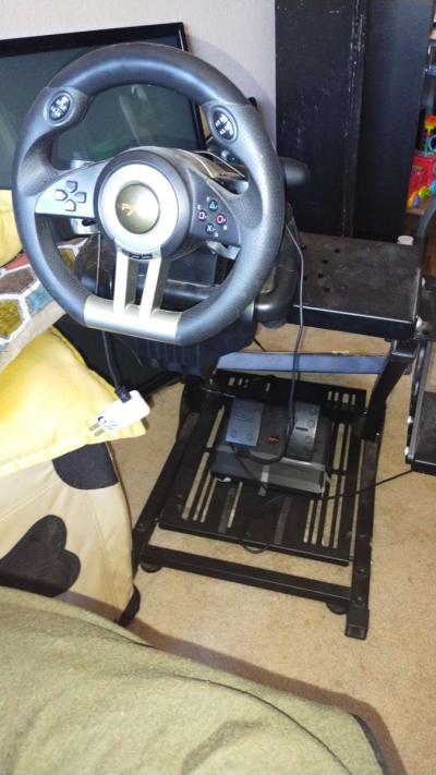gaming chair and gaming steering wheel and pedals - Thumbnail 4