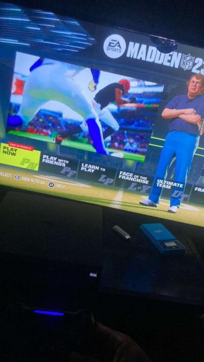 PS4 Slim 1TB - Thumbnail 2