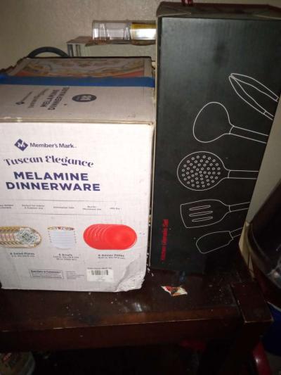 dinnerware set of 18 - Fort Worth, Texas