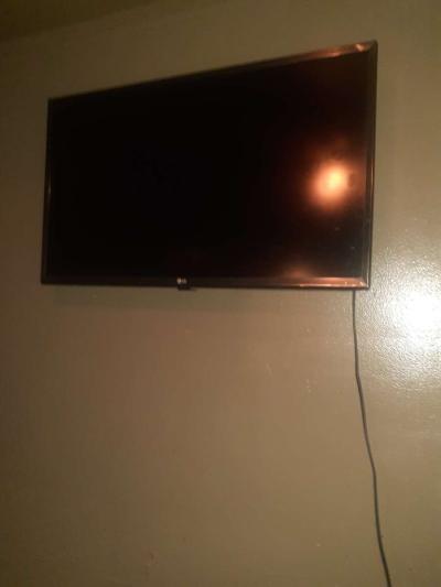 32 Inch LG Smart TV - Thumbnail 3